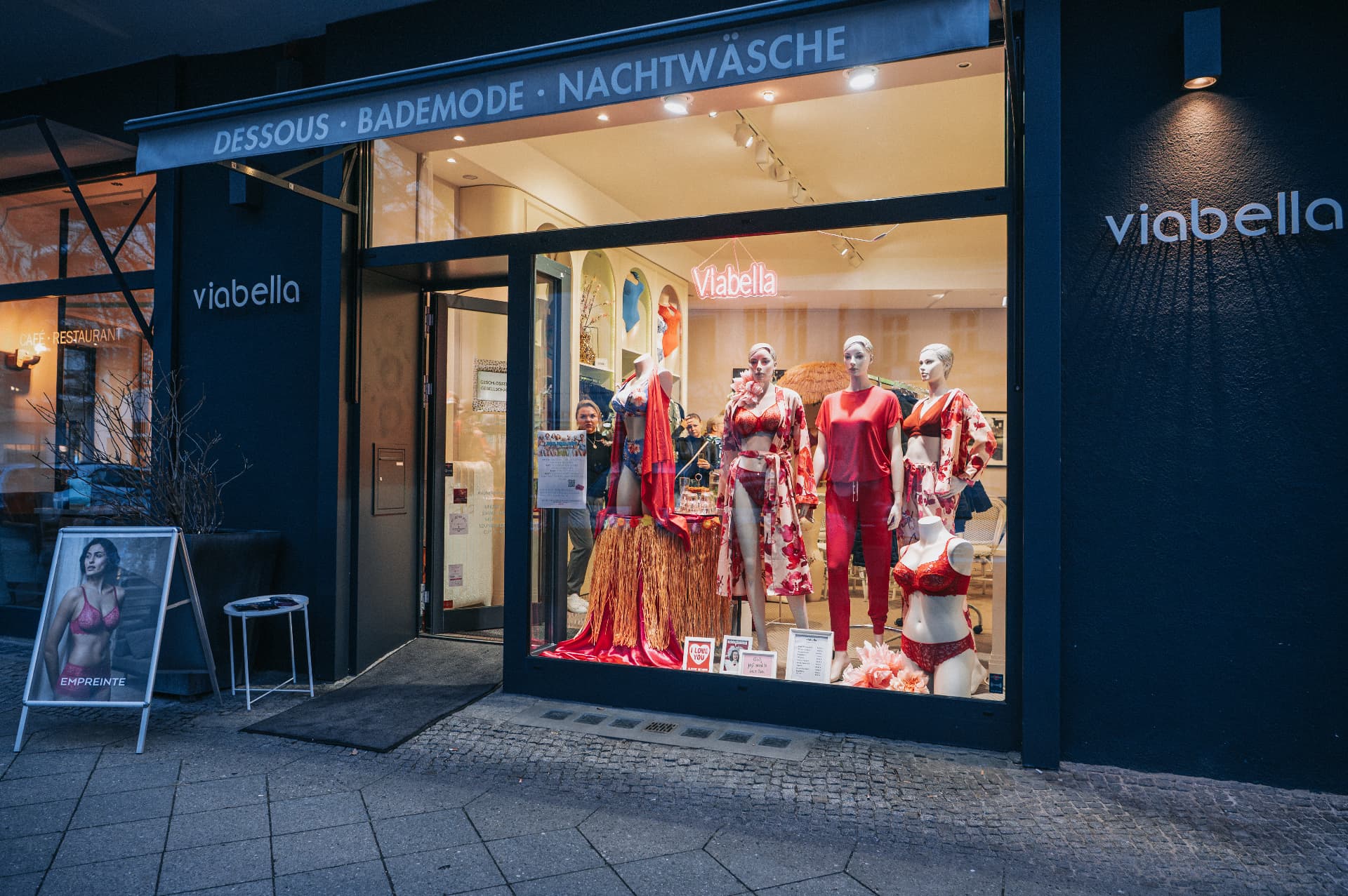 Das viabella Schaufenster in der Trautenaustraße am Abend